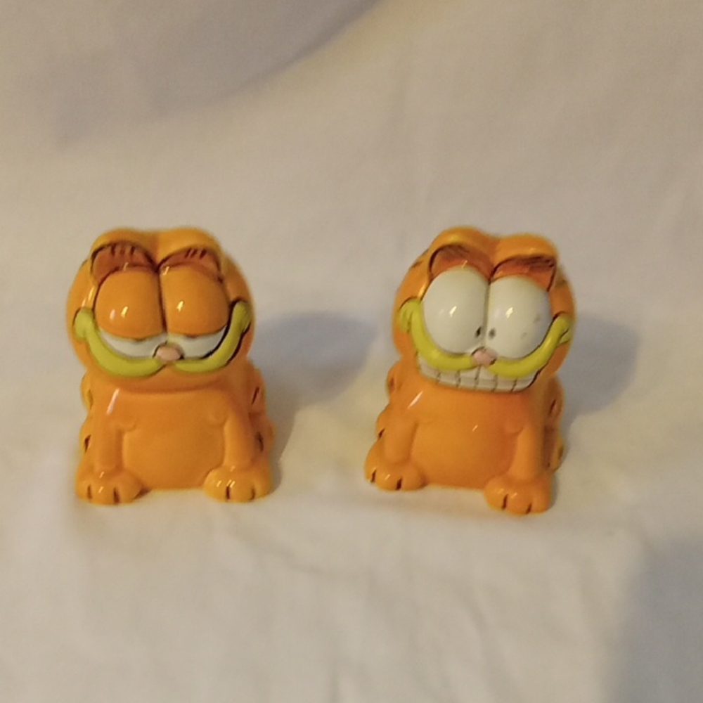 Garfield Salt And Pepper Shakers